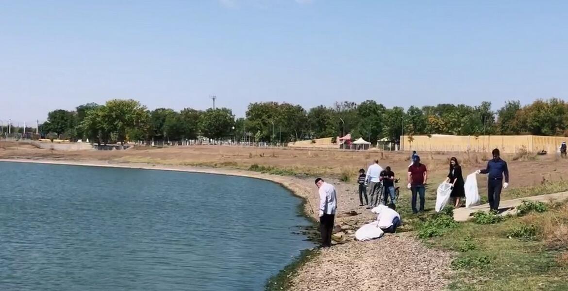 Берега крупного водоема рядом с парком семейного отдыха очистили в Ингушетии