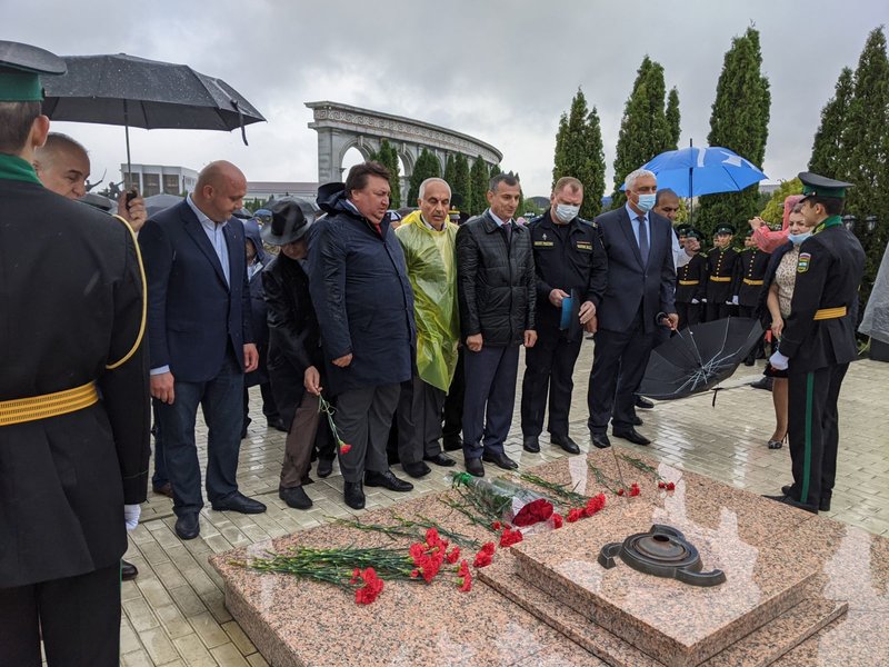 На территории Мемориала памяти и славы в Назрани почтили память жертв терроризма