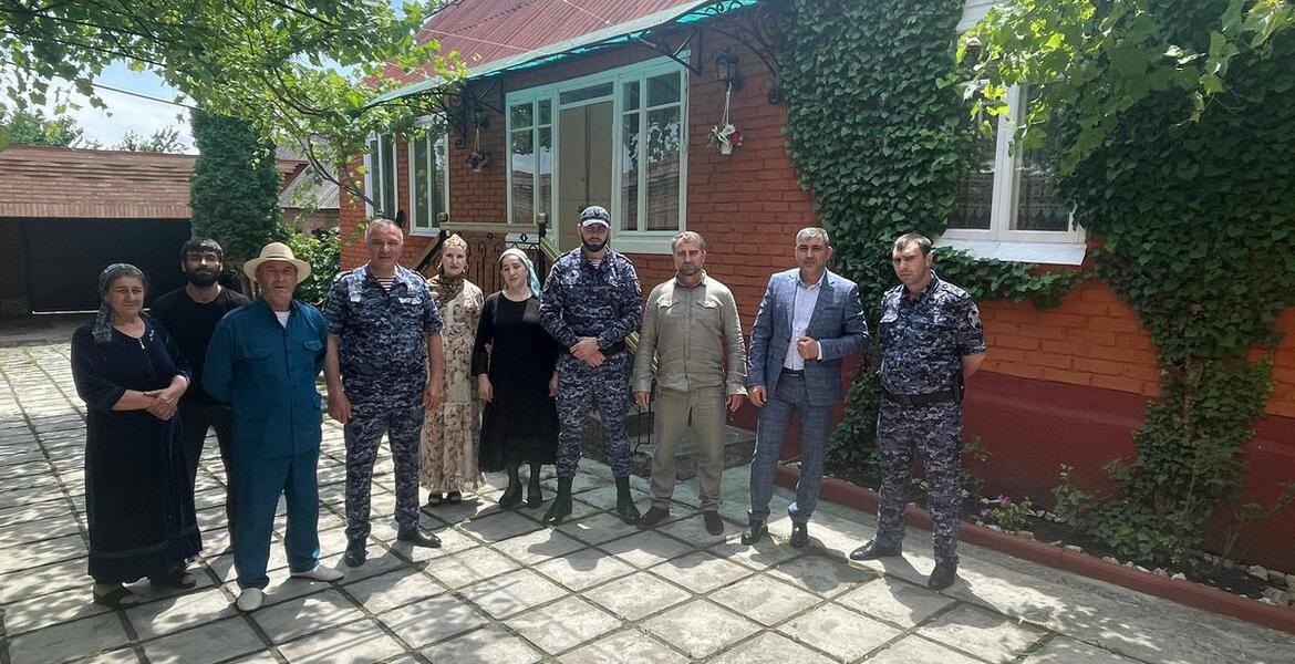 Росгвардейцы Ингушетии посетили семьи коллег, погибших при исполнении служебного долга
