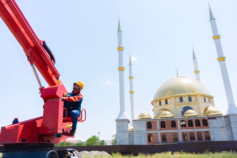 Энергетики безвозмездно построили ЛЭП для электроснабжения сельской мечети в Ингушетии