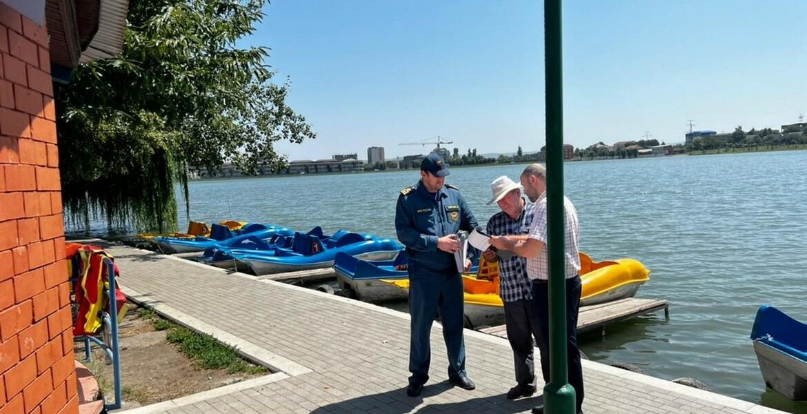 Сотрудники МЧС и транспортной прокуратуры Ингушетии проверили лодочную станцию в Назрани