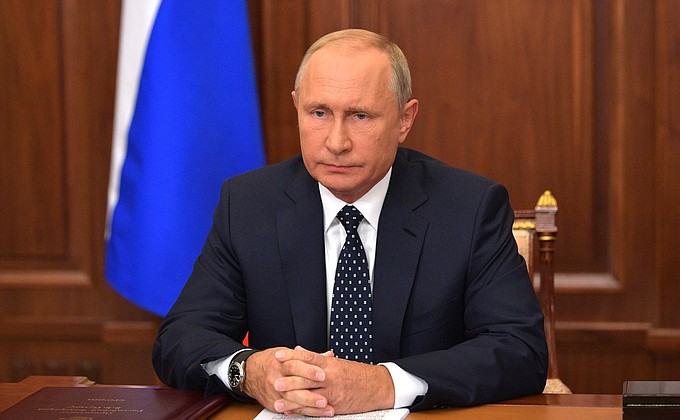 Путин поручил сократить количество контрольных работ в шкоах